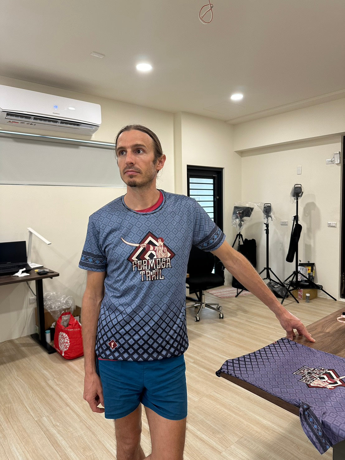 Formosa Trail 紅色 T-shirt + 帽子